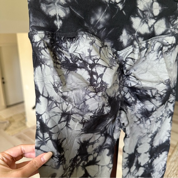 Tie Dye Scrunch Butt Leggings Large - Picture 3 of 4